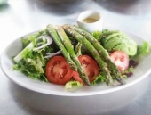Acompaña tu carne con una fresca ensalada. - Los Sonorenses