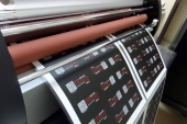 Aplicación de barniz uv - Imprenta Micro Uvxpress