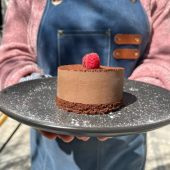 Ofrecemos una selección de postres que complementan perfectamente nuestras bebidas de café de especialidad. Mousse de chocolate de venta exclusivamente en la Barra de Café. - Brewers - Cafés de Especialidad