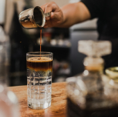 Deja que el café hable por sí solo y permite que tus sentidos se deleiten con cada sorbo. ¡Espresso Tonic simplemente Refrescante!N - Brewers - Cafés de Especialidad
