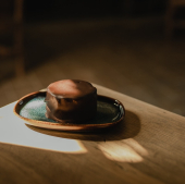 Pero si eres un verdadero amante del chocolate, no puedes perderte nuestro Alfajor de chocolate.  - Brewers - Cafés de Especialidad
