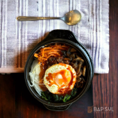 TTUKBAEGIBIBIMBAP. Arroz al vapor con carne molida, zanahoria, espinaca, champiñones, cebolla y huevo.  - Bapsul Corean Food