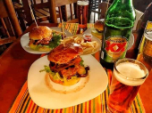 Alitas, hamburguesas y buenas vibras. ¡Así se vive en Café Bar El Juglar! - Café Bar El Juglar