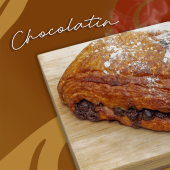 En Café Yagua, consentimos tu paladar con nuestro exquisito chocolatín. Disfruta de la suavidad del pan mientras sientes como se derrite el chocolate en tu boca. - Café Yagua Orgánico