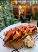 Abrimos todos los días, con ricos postres, crepas, waffles, pasteles, también fresas con crema. - Casa Sabina