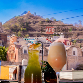 Ven por tu bebida favorita. ¡Tenemos una amplia variedad! refréscate mientras disfrutas la hermosa vista de nuestros balcones. - Kafetissimo
