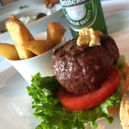 Deliciosa hamburguesa de sirloin - Restaurante Intro - Puebla