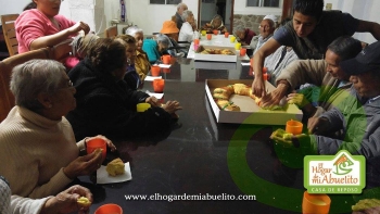 Celbrando  6 de Enero con la Tradicional Partida de Rosca de Reyes. Conviviendo y pasando un Dia Agr...