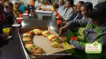 Celbrando  6 de Enero con la Tradicional Partida de Rosca de Reyes. Conviviendo y pasando un Dia Agr...