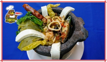 Molcajete Veracruzano con frutos del mar en salsa jarocha, guarnición de guacamole, frijoles refrito...