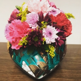 Corazón dulce detalle floral en forma de corazón con dulces a elegir Florería - Flor de Lotto  - Flo...