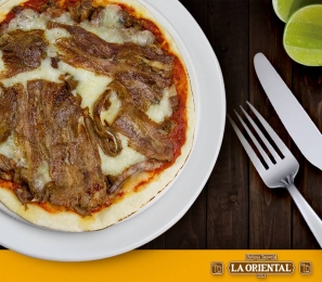 Sin más complicaciones, ordena una pizza sencilla y disfruta del verdadero sabor de la carne árabe s...