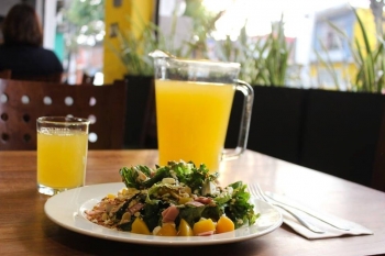 Ensalada con lechuga, fruta y trozos de jamón - Sofrito - Cocina Tradicional Mexicana - Puebla