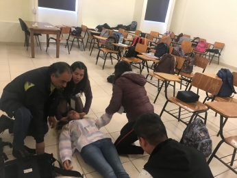 Rescate traslado al puesto de primeros auxilios externo al inmueble.
#Alcanzarparasermás - USAC Uni...