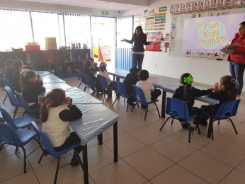Bristol School va más allá con la ayuda de los padres de familia en el salón de clases. - Bristol Sc...