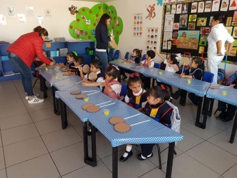 Las mamás de Bristol School prepararon una divertida actividad con los pequeños. - Bristol School - ...