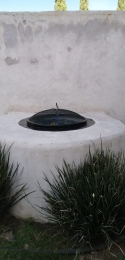 Una tapa para pozo diseñado para uso exclusivo en pozos, para el cuidado humano y evitar basura.  - ...