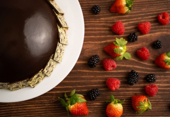 Nuestro Pastel Colorato Edición Especial es un pastel de chocolate humectado con tres leches, rellen...