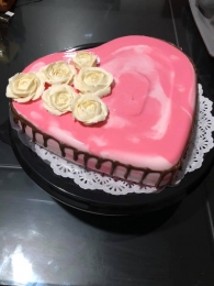 Gelatina marmoleada de fresas con crema con rosas de gelabetun y drip de ganache de chocolate de lec...