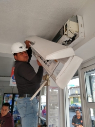Retiro de piezas y partes para facilitar y realizar un mantenimiento del Equipo Evaporador a Detalle...