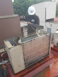 Mantenimiento de Equipo Condensador con herramienta especializada. - BILD CARE MANTENIMIENTO E IMAGE...