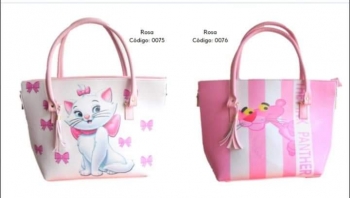 Bolsos con diseño de Disney. Amplias de vini-piel de línea.  Con cierres a las laterales la puedes a...