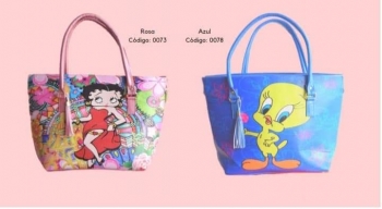Bolsos con diseño de Disney. Amplias de Vini-piel de línea.Con Con cierres a las laterales la puedes...