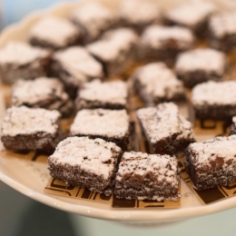 Esponjosos, calientitos, y deliciosos, así son nuestros brownies. - La Postrería - Puebla