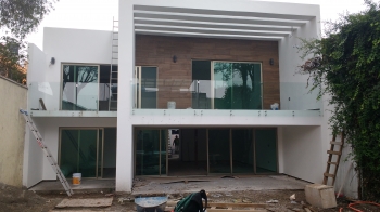CANCELERIA LINEA EUROVENT Y BARANDAL DE CRISTAL TEMPLADO. - Grupo Espacios Creativos - Puebla