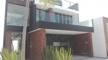 CANCELERIA EN CASA RESIDENCIAL Y CRISTAL TEMPLADO. - Grupo Espacios Creativos - Puebla
