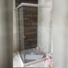 CANCEL DE BAÑO DE CRISTAL TEMPLADO DE 6 MM DE ESPESOR Y KIT DE ALUMINIO NATURAL BRILLANTE. - Grupo E...