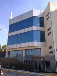 FACHADA DE CRISTAL CON ALUCOBOND EN EDIFICIO EMPRESARIAL. - Grupo Espacios Creativos - Puebla