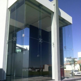 FACHADA RESIDENCIAL EN CRISTAL TEMPLADO Y HERRAJE TIPO ARAÑA. - Grupo Espacios Creativos - Puebla