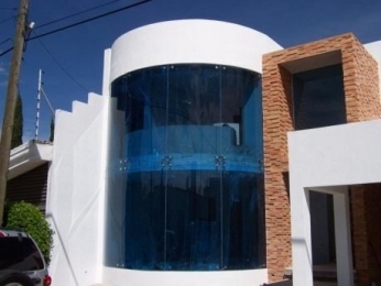FACHADA DE CRISTAL CURVO TEMPLADO CON HERRAJE TIPO ARAÑA. - Grupo Espacios Creativos - Puebla