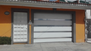 PORTON DE ALUMINIO ELECTROPINTADO BLANCO DE CASA RESIDENCIAL  - Grupo Espacios Creativos - Puebla