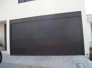 PORTON DE ALUMINIO ACABADO NEGRO MATE DE CASA RESIDENCIAL  - Grupo Espacios Creativos - Puebla