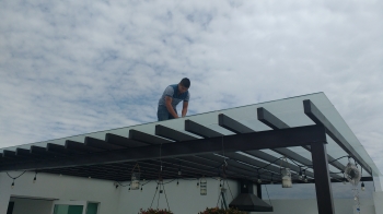 PERGOLADO CON ESTRUCTURA DE ACERO Y CRISTAL. - Grupo Espacios Creativos - Puebla