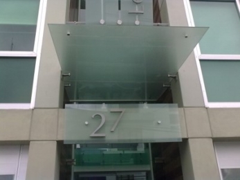 MARQUESINA DE CRISTAL TEMPLADO EN ACCESO DE EDIFICIO EMPRESARIAL. - Grupo Espacios Creativos - Puebl...