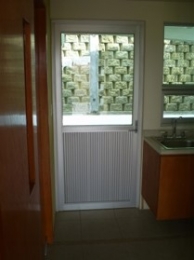 PUERTA DE ALUMINIO Y CRISTAL EN CASA. - Grupo Espacios Creativos - Puebla