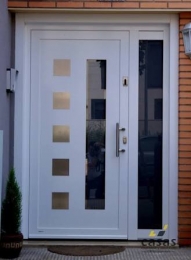PUERTA PRINCIPAL DE ALUMINIO Y CRISTAL EN CASA RESIDENCIAL. - Grupo Espacios Creativos - Puebla