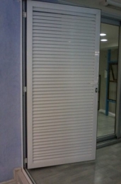 PUERTA DE ALUMINIO TIPO LOUVER. - Grupo Espacios Creativos - Puebla