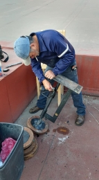 Con asientos de madera y base metálica, con la mejor mano de obra - Corporativo Moreno Vega - Puebla...