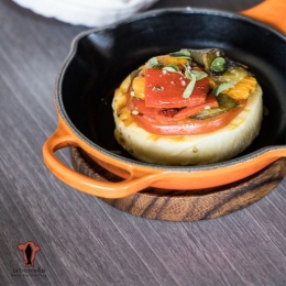 Queso provoleta asado con pimientos escalibados - Restaurante La Encomienda - Horno, Parrilla, Cava ...