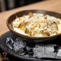 Coliflor hecho con jitomate heirloom, Chiribia, limón y alcachofa de Jerusalem. - Restaurante La Enc...