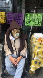 Algunos de nuestros adultos mayores también se disfrazaron. ¡Queda claro que las mascaras no pueden ...
