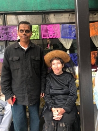 Una pareja de disfrazados.... ¡Qué producción! - Residencia de Adultos Mayores la Paz - Puebla