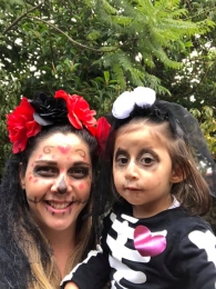 Una mami con su nena que vinieron a visitar y a celebrar a sus familiares... - Residencia de Adultos...
