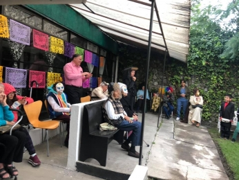 Nuestros adultos mayores fueron los jueces del concurso infantil de disfraces... lo disfrutaron much...