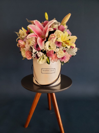 Bellos arreglo de lirios combinado con rosas  - Narciso - Artesanía Floral - Puebla