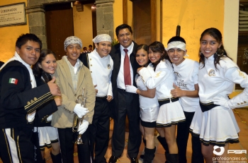 EL presidente Municipal Migue Huepa con los alumnos de la banda de música del 